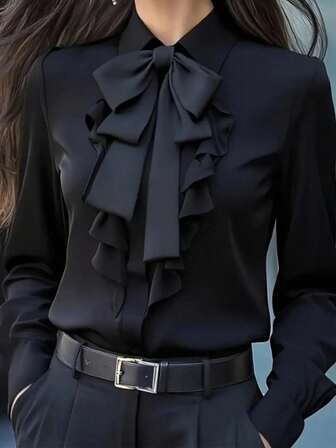 女士优雅长袖衬衫，黑色领口饰有荷叶边和蝴蝶结，常规版型，适合工作、春季、秋季和冬季穿着。