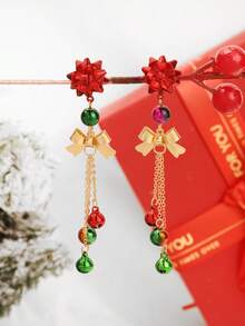 Une paire de nouveaux designs élégants, raffinés et créatifs pour l'automne, l'hiver et Noël avec des nœuds en fleurs de fer, des pendentifs en cloche et des boucles d'oreilles à gland pour femmes - nœud, clochette, gland - Voir 2