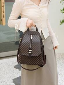 Mochila clásica en blanco y negro | Los destellos de la cadena dorada resaltan el desbloqueo de la elegante estética del transporte urbano multifuncional. El Body de la bolsa negra pura está cubierto con una delicada textura oscura. - Multicolor - Ver 8