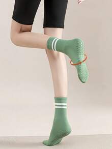 Women's Anti-Slip Yoga Socks - Thickened, Warm, And Anti-Slip Design; Polka Dot Pattern Suitable For Yoga, Pilates, Fitness, And Sleep - Autumn/Winter Styles Available In Dark Pink, Gray, Purple, And Black.