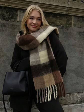 1 pièce Écharpe classique à carreaux en fausse cachemire pour femmes, élégante pour l'automne/l'hiver, épaisse et chaude, convient pour un usage quotidien en extérieur, les jours enneigés, la randonnée, les sorties et les rassemblements en hiver