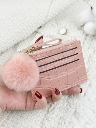 Med pompomberlock Rosa präglad dragkedja i PU Bärbar dragkedja Ultratunn minimalistisk liten 6-kortsväska Multikortsväska Moderiktig herr- och damplånbok Enkel daglig användning för kvinnor Miniplånbok Liten plånbok Armbandsplånbok Kortplånbok Snodd