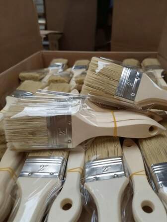 40支装木柄油漆刷套装 - 采用符合人体工学的葫芦形手柄和天然猪鬃毛，这款细节刷非常适合室内外墙壁、天花板、门框、橱柜和窗框的涂刷。它能帮助您通过DIY项目、墙面涂刷和装饰染色来提升手部灵巧度，是一款经济实惠且可靠的工具。涂刷流畅，也是一份精致的礼物！