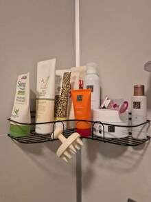 1个壁挂式浴室转角置物架，黑色金属三层收纳架，可放置洗漱用品、护肤品和清洁用品，粘胶安装，适用于淋浴房和盥洗台，非常适合小型浴室、出租房、节假日聚会（圣诞节、新年）——充分利用垂直空间，时尚美观，是整洁浴室的必备单品，也是家居收纳爱好者的理想礼物。#浴室转角置物架 #洗漱用品收纳架 #小型浴室解决方案 #租房友好 #家居收纳礼物 - 彩色 - 查看 5