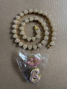 CVNANA قلادة سلسلة مربوطة مزخرفة مليئة بالألماس للرجال والنساء، قلادة حرف الهيب هوب لشفة الشفاه المزخرفة، هدية مجوهرات للفتيات.