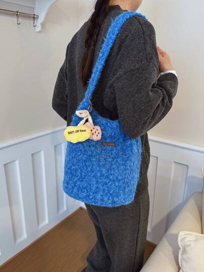 Trendig enfärgad fuzzy enaxlad diagonal hinkväska för kvinnor