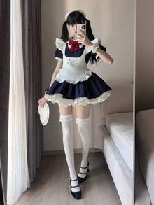 1件甜美可爱修身日式女仆咖啡厅服装，荷叶边下摆连衣裙+大蝴蝶结+泡泡袖洛丽塔连衣裙，适合角色扮演活动、摄影，建议搭配衬裙。