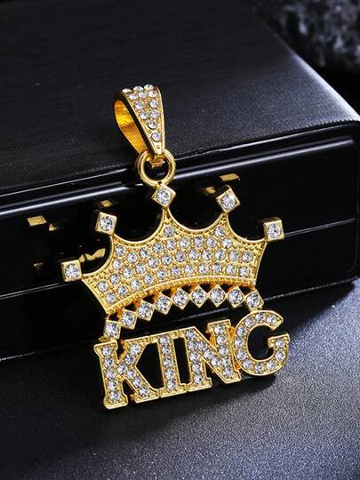 El elegante y personalizado collar colgante de corona KING con diamantes completos es adecuado para el uso diario, las vacaciones y las citas, y también es un pequeño regalo sorprendente y exquisito.