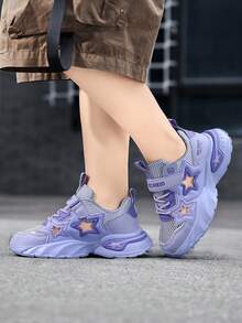 Zapatos deportivos para niñas, de malla transpirable, con estrella de cinco puntas hueca, suela suave y ligera, elásticos y duraderos con cierre de gancho y bucle para uso en exteriores - Morado - Ver 4