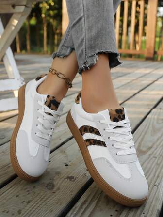 Leopardmönster i lapptäcke, casual sneakers: Personliga leopardmönsterelement kolliderar med minimalistiskt vitt, retro tjock sula, bekväm och mångsidig, snörningsdesign som passar fotformen, kan bäras för dagliga utflykter och outfits, ett unikt plagg för att skapa en iögonfallande moderiktig stil.