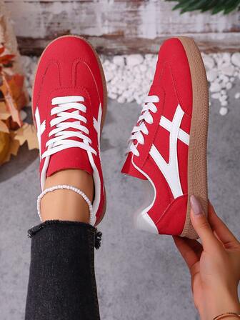 Zapatillas deportivas casuales de estilo universitario de color contrastante para mujer, zapatillas planas de estilo retro con cordones de parches rojo y blanco para uso casual al aire running