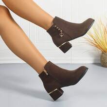 Botines de tacón grueso de ante para mujer, con decoración de colgante de corazón de metal, cómodos para ir al trabajo, elegantes y de moda, estilo UE/EE. UU., adelgazantes y que aumentan la altura, adecuados para otoño/invierno - Café integral - Ver 3