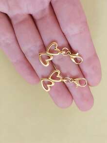 1 pieza Llavero con doble corazón dorado, colgante con forma de corazón, llavero con clip de resorte de corazón de aleación, colgante de corazón hueco, colgante decorativo con forma de corazón, llavero de coche, accesorio para teléfono, accesorio para bolso, lindo accesorio diario para bolso, llavero para parejas, recuerdo de fiesta, regalo de fiesta, accesorio para bolso, regalo multiestacional, regalo práctico para amante, amigo, familia, maestro, regalo de regreso a clases, regalo navideño - Multicolor - Ver 3
