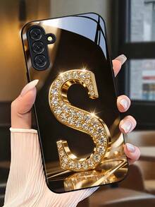 Gold Diamond-Patterned "S" Phone Case. Suitable For IPhone 17, 16, 15, 14, 13, 12, 11, Pro Max Plus, And Galaxy S25/24/23/22/21/ULTRA/PLUS/FE/Able-Pri71/56/55/54/53/52/36/35/34/26/25/23/16/15/14/13/06. Tailor-Made Phone Case For Fashionable Perfection. - 彩色 - 查看 1