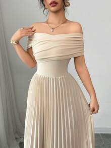 Elegante vestido largo plisado de punto con hombros descubiertos para mujer, corte A, detalle fruncido y tejido ligeramente elástico. - Blanco - Ver 3