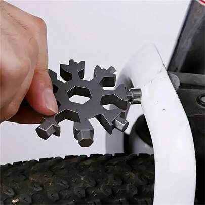 1pc 18-In-1 Snowflake Multi-Tool, Stainless Steel Snowflake Bottle Opener, Flat Head & Screwdriver Set And Wrench, Christmas Gift, Cool Camping Tool Gift For Men: Husband, Grandpa, Unique Gift For Dad From Daughter