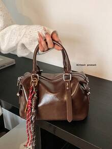 新款时尚PU手提包，适合日常通勤和工作，酒红色学院风，简约优雅。吊坠与包包并非关联产品，需另行购买。