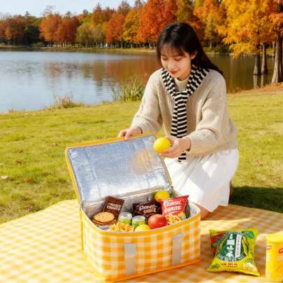 1PC This Plaid Picnic Bag Is Crafted From Premium Aluminum-Coated Material, Combining Durability With Lightweight Properties-Perfect For Carrying Multiple Lightweight Items (Note: Max Load Capacity 3kg). As An Outdoor Essential, It Neatly Stores Snacks, Drinks, And Picnic Gear To Effortlessly Elevate Al Fresco Dining.
