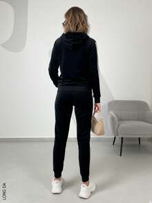 Conjunto de pants deportivo y casual para mujer, colores lisos, con líneas verticales en los laterales, tela tipo terciopelo de poliéster y spandex, apto para temporadas de primavera, verano y otoño. pants sin bolsillos de ajuste regular con bota semi-entubada, talle de cintura natural. Sudadera deportiva, cuello redondo con capucha, silueta de ajuste regular, cierre con cremallera y bolsillos frontales tipo canguro funcionales. Muy fresco y cómodo, ideal para hacer deporte al aire libre, caminata en el parque o para ir al gimnasio. - Negro - Ver 3