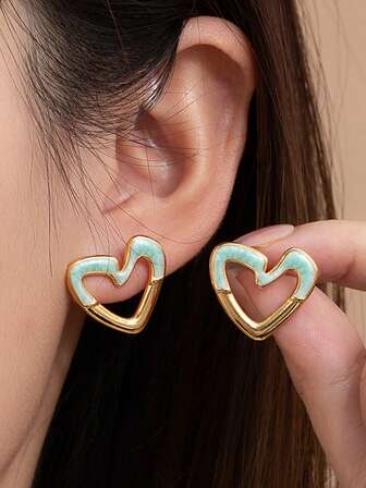 一对时尚镂空心形耳环，完美适合女性日常装饰和派对魅力佩戴