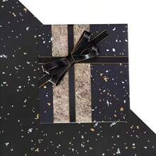 1 pieza Papel de regalo premium con un patrón de cielo estrellado hecho de película dorada. Perfecto para bodas, San Valentín, envoltura de regalos de cumpleaños, y también para hacer sus propios ramos. Disponible en rojo, azul y negro. - 1 pieza - Ver 9