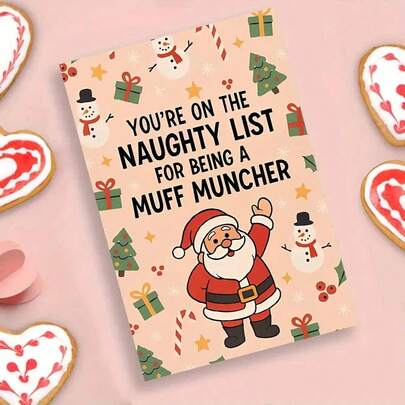 대담한 "YOU'RE ON THE NAUGHTY LIST FOR BEING A MUFF MUNCHER" 메시지로 손을 흔드는 쾌활한 산타 클로스가 등장하는 엣지있는 유머러스한 크리스마스 카드 - 성인 전용 휴일 유머와 아이러니한 시즌 인사말을 위한 축제 눈사람, 크리스마스 트리 및 사탕 지팡이가 있는 장난기 넘치는 디자인