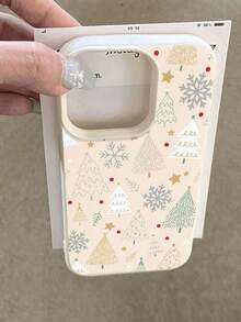 Las fundas para teléfono con temática navideña son compatibles con los modelos  11 a  17 y están fabricadas con material TPU duradero, ofreciendo protección anticaídas y antideslizante, ideales para familias y amigos. - Blanco - Ver 4