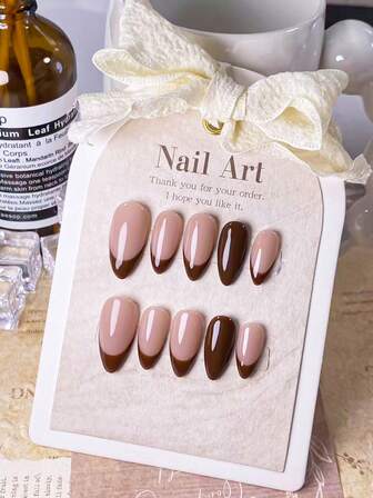 10片手工制作的杏仁形棕色法式尖头美甲贴片，简约时尚，完美契合秋冬季节，带来温暖的可可色调。适合女性和女孩，可用于各种场合，且易于拆卸，方便快速进行美甲。