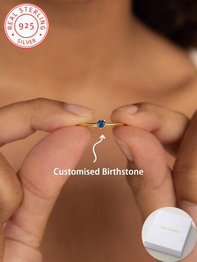 Une bague minimaliste en argent sterling 925 en forme de cœur avec une pierre de naissance personnalisable, parfaite pour superposer les bijoux. Un simple anneau de promesse, idéal comme cadeau de couple, d'anniversaire ou de Noël.