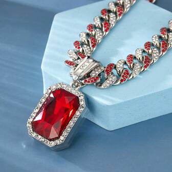 Modernt hiphop-halsband med fyrkantigt färgglatt ädelstenshänge, lämpligt för herrfester, streetdance-kläder, mångsidigt för alla tillfällen