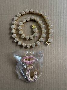 CVNANA قلادة سلسلة مربوطة مزخرفة مليئة بالألماس للرجال والنساء، قلادة حرف الهيب هوب لشفة الشفاه المزخرفة، هدية مجوهرات للفتيات.