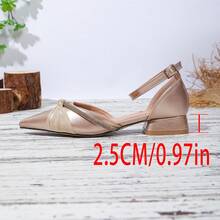 Décolleté con punta affusolata e tacco largo, con design traforato. Scarpe eleganti e versatili, adatte per l'ufficio e le uscite, con fiocco decorato con strass e tacco spesso. Disponibili in vari colori tra cui oro, argento, bianco, albicocca, ideali per uno stile femminile e casual. - Dorato - Visualizzare 10