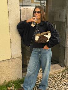 Jachetă de damă din piele întoarsă artificială, cu mânecă lungă, la un singur nasture, casual, potrivită pentru ținute de primăvară. Jachetă scurtă verde militar cu buzunar și nasturi metalici, potrivită pentru ținute de primăvară și toamnă.