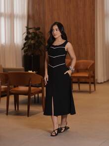 Vestido Mídi Corte em A com Decote Redondo com Barra Fenda e Costura Aparente Moda Casual e Evangélica - Preto - Visão 2