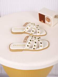 一双女童凉鞋，新款蝴蝶结公主鞋，松紧带设计，软底休闲女童沙滩鞋，适合夏季穿着。