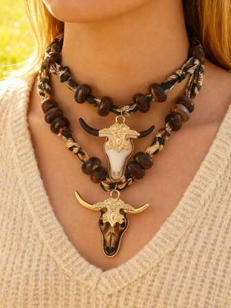 这款哥特风时尚性感豹纹合金雕刻牛头树脂珠项链，搭配豹纹丝巾，是女士的完美之选。适合旅行、日常佩戴和派对配饰。西部牛仔风格，优雅的女士珠宝。情人节送给爱人的绝佳礼物。（由于产品特性，牛头部分可能存在轻微瑕疵和划痕。）