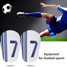 1双蓝白相间7号足球护腿板，舒适贴合，独特尺寸设计，适合足球或其他运动