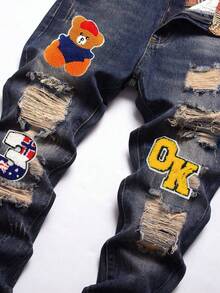 少年男孩字母印花貼片破洞牛仔褲，帶泰迪熊圖案設計 - 深色水洗藍 - 查看 3