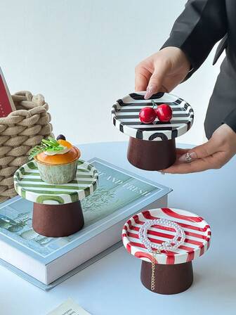 1 pieza Bandeja de pedestal de cerámica con corazón a rayas, plato de cerámica elegante con patas de madera, bandeja para servir pasteles/postres/aperitivos, plato multiusos para el hogar, fiestas, almacenamiento de joyas