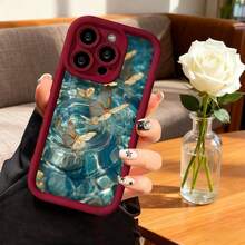 Cubierta de teléfono con borde negro diseño de mariposas doradas sobre agua cristalina para iPhone 14 Pro Max protector elegante y resistente ideal para uso diario y ocasiones especiales - Café integral - Ver 5