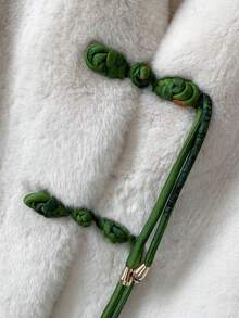 This 2026 Autumn/Winter Thick V-Neck Cardigan Features A Padded Frilly Design With Pockets. The Long-Sleeved, Short Tang-Style Jacket Is Simple, Stylish, And Warm. A Versatile Outerwear Piece, It Exudes Sophistication And Is Easy To Style. The Unique Design Includes Delicate Tassels And Chinese Knot Buttons. It's A Perfect Gift For Mothers, A Stylish Outerwear Choice, And A High-Quality Outerwear Option Suitable For Holidays, Everyday Wear, Casual Occasions, And Any Other Occasion. - Màu be - Xem 5
