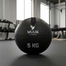 MUUK FITNESS Balón Medicinal 5 kg Profesional de PVC Reforzado con Costuras Resistentes y Superficie Antideslizante | Pelota Wall Ball para Crossfit, Entrenamiento Funcional, Ejercicio de Fuerza y Resistencia | Ideal para Giros Rusos, Sentadillas, Abdominales, Box, Home Gym y Rutinas de Impacto - 5 kg - Ver 1