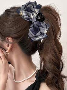 经典格纹蝴蝶结精品发夹，时尚小金标复古后脑勺发夹，大号爪夹，高马尾发饰。适合日常佩戴、派对、聚会、节日活动、旅行摄影，百搭优雅。也适合发量较多的女性，是馈赠亲友的绝佳礼物。爪夹，冬季发夹，女士发饰 - 黑與白 - 查看 1