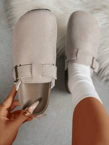 Sapato Mule Casual Preto Feminino com Tira Ajustável no Tornozelo - Falso Camurça Macio e Palmilha Acolchoada (Sapato Confortável para Trabalho), Design de Fivela Boho - Bege - Visão 2