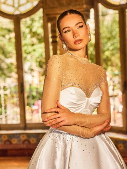 Faeriesty Elegant vintage brudklänning med hjärtformad halsringning, med skirt tyg och kristallutsmyckningar, åtsittande överdel, lyxig A-linjeformad satinkjol med graciöst släp, lämplig för kyrkoceremonier, trädgårdsmottagningar, balsalsevenemang och formella galor.