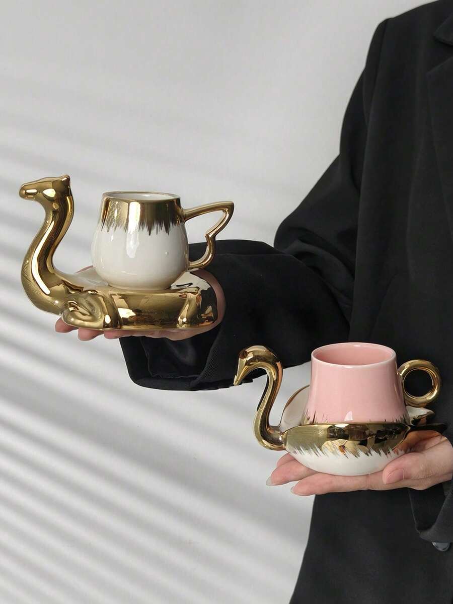 1 set Juego de taza y platillo de té con forma de animal dorado - Diseño elegante de camello y cisne, vajilla de té de cerámica de lujo con acentos metálicos, perfecto para decoración del hogar única y regalo para entusiastas del té