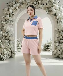 Conjunto informal de dos piezas para mujer: top corto de manga corta con cuello polo y pantalones cortos, ribete en contraste y detalle de bolsillo. - Rosa Pálido - Ver 2