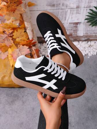 Kontrastfärgade enfärgade preppy casual gymnastiksneakers för kvinnor, vår/sommar/höst, snörning i vitt och svart lapptäcke, platta casualskor i retrostil, löparskor för utomhusbruk