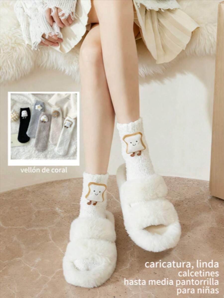6/12 Pares De Calcetines De Coral Fleece Con Decoración De Muñeca 3D de dibujos de comida. Calcetines Gruesos De Invierno Para Mujer, Calcetines De Muñeca De Dibujos Animados Lindos Para Dormir, Calcetines de terciopelo para mujer, medias gruesas de felpa cálidas y cómodas para dormir, bonitos calcetines de suelo con dibujos animados, bonitas medias, Calcetines de lana de Coral para mujer, medias gruesas de terciopelo, cálidas, resistentes al frío, Color caramelo Kawaii, algodón, Navidad, Invierno - Blanco y Negro - Ver 1