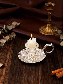 1个优雅复古锌合金烛台，双色金银，圆柱形烛身，带弧形防滑手柄，压花花卉图案，光滑哑光表面，坚固的锌合金结构，耐热易握设计，稳定的蜡烛支撑防止倾倒，点燃时散发温暖的金属光泽，适用于圣诞晚餐、家庭聚会、秋季露营、节日礼物等场合，兼具复古优雅和实用功能。